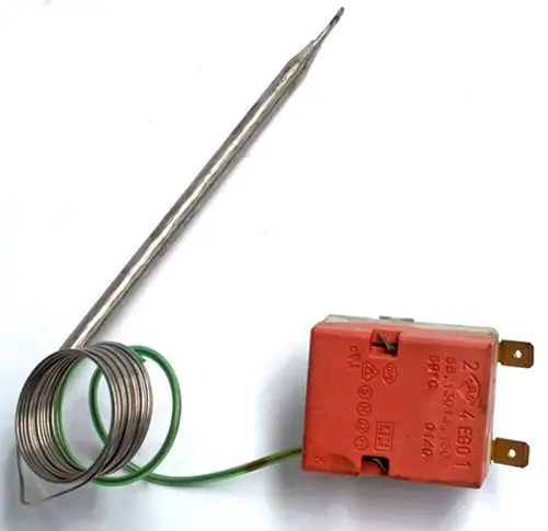 Temperaturregler von Daikin mit einer metallenen Sonde und einem roten Gehäuse, ausgestattet mit einer spiralförmigen Feder und grünen Kabeln.